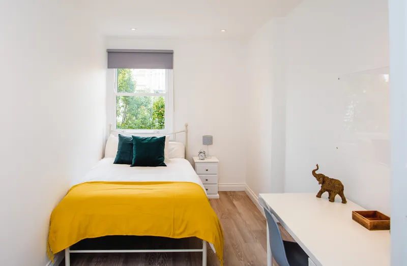 Flat E, 25 Lister Gate - Luxury 5 Bed City Centre Apartment - Thumbnail 2